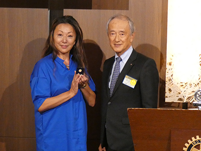 バッチの贈呈の様子