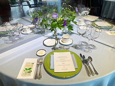 爽やかなテーブルクロスと草花の彩り