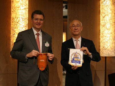 バナー交換 Washington D.C. Rotary Club Mr. Steven E. Adkins
