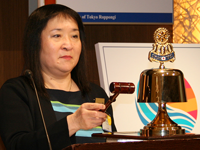 齋藤会長とゴールドの鐘