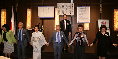 「手に手つないで」