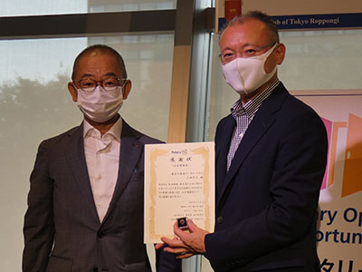 安部パスト会長より、三田さんに感謝状とバッジが贈られた様子
