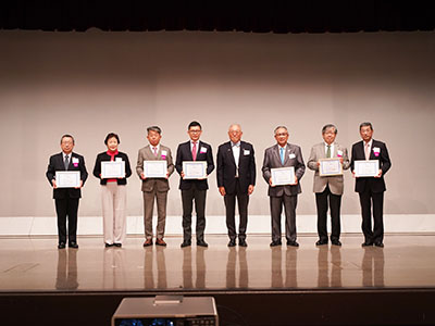 表彰された7クラブの集合写真