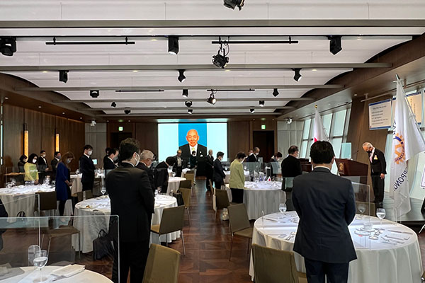 佐藤特別代表黙祷