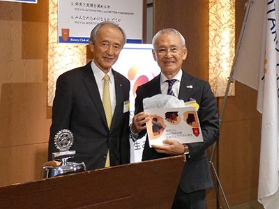 淺田会員50年間皆勤祝いの様子