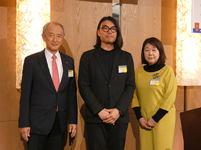 ロータリーバッジ贈呈の様子